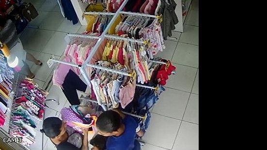 Imagem Vídeo: mulheres são flagradas furtando roupas de criança em loja no Recife