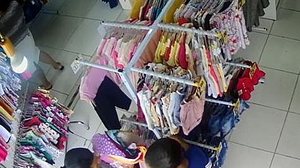 Imagem Vídeo: mulheres são flagradas furtando roupas de criança em loja no Recife