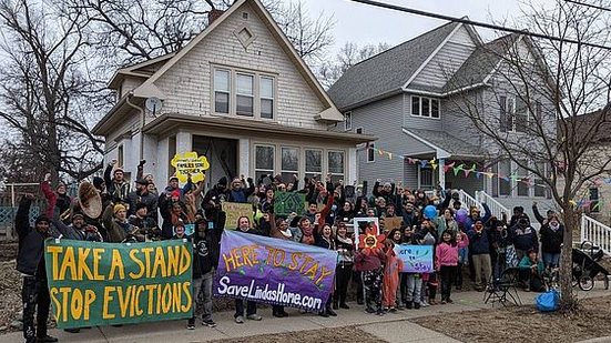 Moradores se reúnem para ajudar vizinha em Minneapolis e protestar contra despejos nos EUA | @save.lindas.home no Facebook