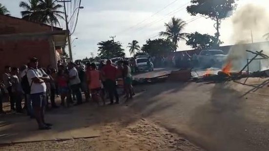 Os manifestantes atearam fogos em pneus e bloquearam os dois sentidos da rodovia | Foto: Cortesia ao TNH1