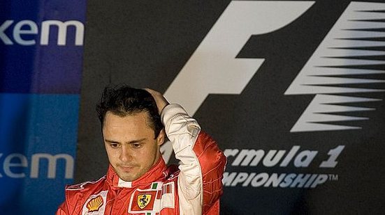 Fórmula 1 - GP do Brasil, 2008: o piloto brasileiro Felipe Massa após vencer o GP do Brasil, onde perdeu o título mundial para o inglês Lewis Hamilton, em São Paulo (SP) | Folhapress/Folhapress