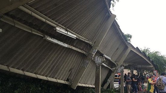 Imagem Após vistoria, terminal de ônibus atingido por queda de árvore é interditado