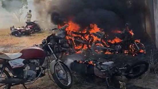 Imagem Crianças jogam bomba e incendeiam 10 motos em pátio de departamento de trânsito no Ceará