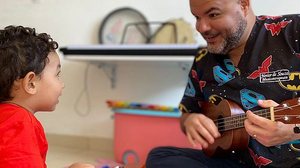 O especialista em musicoterapia em pacientes com TEA, Júnior de Souza, explica que a musicoterapia é uma intervenção clínica que utiliza a música e seus elementos | Divulgação