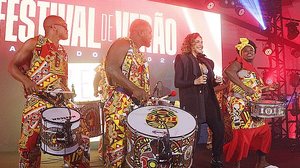 Daniela Mercury e Bloco Ilê Aiyê se apresentam durante festa de lançamento Festival de Verão Salvador 2024 no Auditório Ibiraquera na zona sul da capital, nessa terça (24) | Zimel Press / Folhapress