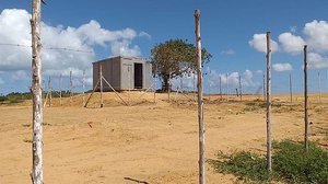 Corpo do homem estava num container usado como abrigo num canteiro de obras. | Alberto Lima/TV Pajuçara