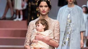 Eloisa e sua filha Azurra desfilando para a Dolce & Gabbana em 2015 | Foto: Divulgação