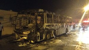 Imagem Ônibus é destruído por incêndio, em avenida do Conjunto Eustáquio Gomes