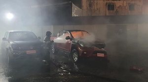 Imagem Bombeiros são acionados para conter incêndio em veículo, em Mangabeiras