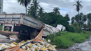 Carreta desgovernada provoca acidente em Maceió | Foto: Cortesia