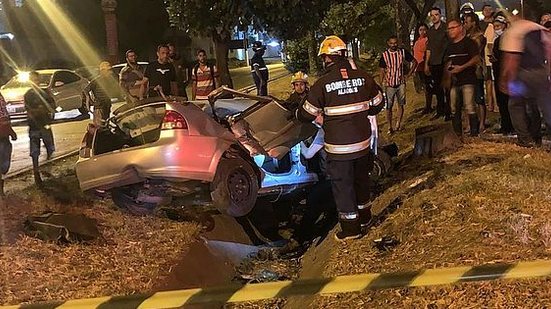 Carro capota e vai parar no canteiro da Avenida Durval de Góes Monteiro | Foto: Cortesia ao TNH1