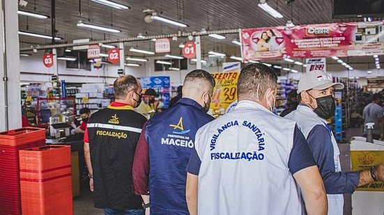 Prefeitura de Maceió fiscaliza supermercado e apreende mais de 700kg de alimentos estragados | Foto: Assessoria