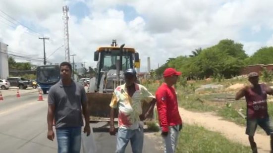 Moradores do terreno tentam impedir demolição de imóveis | Foto: Reprodução/ TV Pajuçara