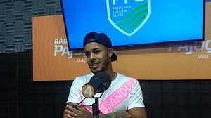 Atacante Maxwell esteve no estúdio da Rádio Pajuçara | Bruno Protasio / Rádio Pajuçara FM Maceió