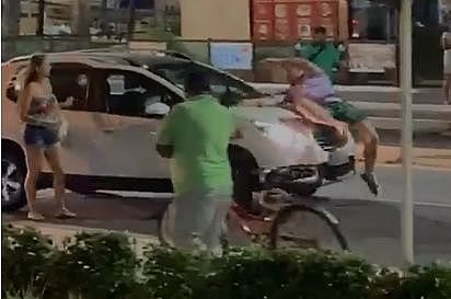 Imagem Vídeo: homem sobe no capô e condutora acelera veículo durante discussão de trânsito em Jatiúca