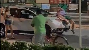 Imagem Vídeo: homem sobe no capô e condutora acelera veículo durante discussão de trânsito em Jatiúca