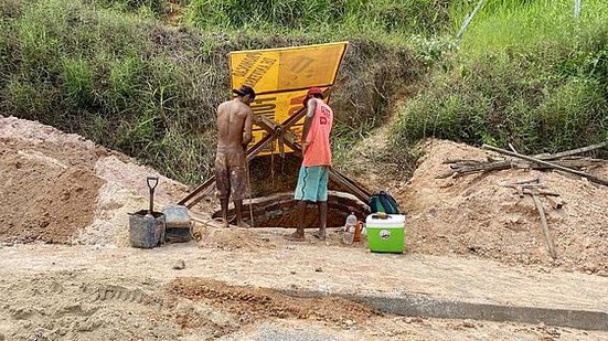 Fossa de uma lavanderia estava sendo construída em área pública, no bairro Serraria | Foto: Divulgação/ Ascom Semscs