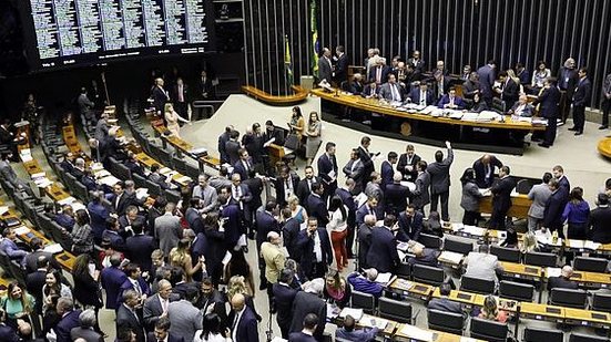 Parlamentares rejeitaram veto e criaram pena para quem divulgar notícia falsa em eleições | Agência Câmara