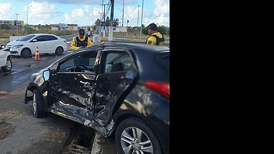 Imagem Homem fica ferido após acidente entre dois veículos, na Avenida Menino Marcelo, no Barro Duro