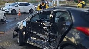 Imagem Homem fica ferido após acidente entre dois veículos, na Avenida Menino Marcelo, no Barro Duro