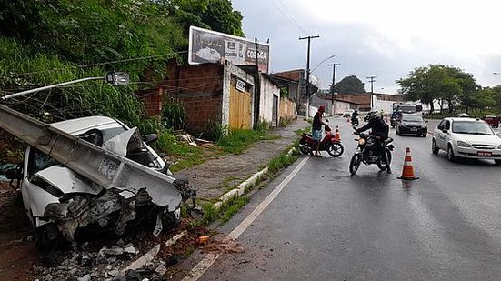 Com a pancada, o poste foi quebrado ao meio e a frente do veículo ficou totalmente destruída | Foto: Williamis Tavares / TV Pajuçara