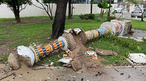 Parte da estrutura do monumento chegou a atingir uma calçada do corredor | Foto: Bruno Protásio / TV Pajuçara