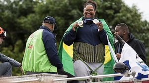 Beatriz Souza,26, judoca medalha de ouro nos Jogos Olímpicos de Paris 2024, desfila em carreata com o Corpo de Bombeiros, acompanhada do pai e do marido, pelas ruas de Peruíbe, litoral sul paulista. | Adriano Vizoni/Folhapress