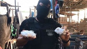 Policial mostra parte das drogas encontradas | Reprodução