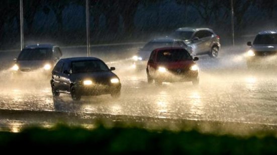 O CTB classifica como infração de natureza média quando o veículo em movimento “deixar de manter acesa a luz baixa durante a noite, neblina, cerração ou no interior de túneis”. | Joel Rodrigues/Agência Brasília