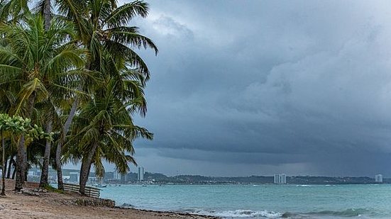 Previsão é de mais chuva ao longo deste domingo (17), segundo a Defesa Civil | Foto: Secom Maceió