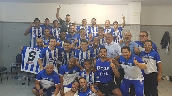 Jogadores e comissão técnica comemoram vitória sobre o Sampaio Corrêa | RCortez / Ascom CSA