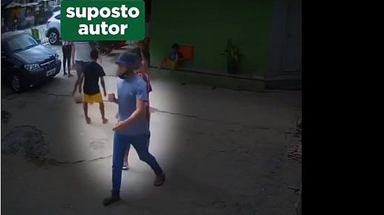 Homem aparece nas imagens como suposto autor do crime | Reprodução