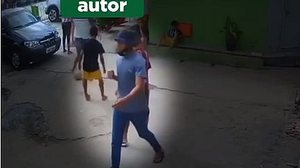 Homem aparece nas imagens como suposto autor do crime | Reprodução