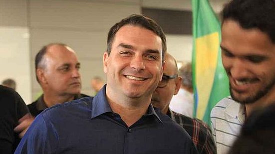 Flávio Bolsonaro afirmou que a agressão vai ajudar o pai a se eleger no 1º turno | Edesio Ferreira / D.A.Press