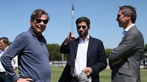 Imagem antiga de visita dos homens da SAF no CT do Vasco: Jorge Salgado, Josh Wander e Juan Arciniegas | Daniel Ramalho/Vasco