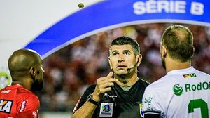 Marcelo de Lima Henrique vai apitar Londrina e CRB. Árbitro apitou CRB x Juventude neste segundo turno da Série B | Pei Fon / Portal TNH1