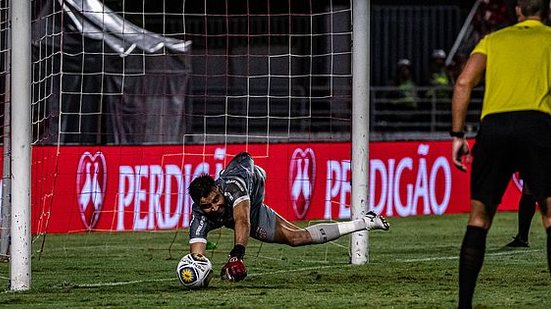 O goleiro Matheus Albino no confronto por pênaltis contra o Botafogo-PB, pelas quartas de final da Copa do Nordeste | Francisco Cedrim / CRB