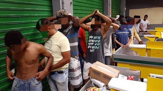 Grupo é detido enquanto arrombava estabelecimentos no bairro Cosme de Farias, em Salvador (BA), onde a PM decretou greve | Divulgação/SSP-BA