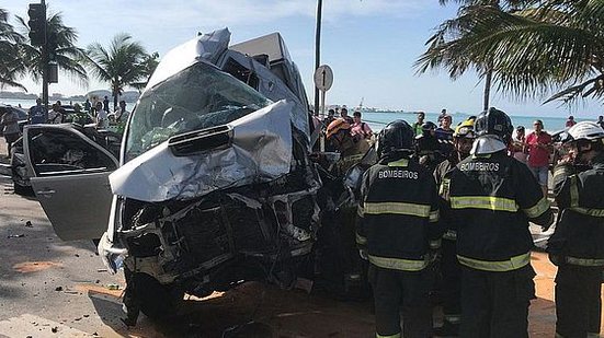 Caminhonete causadora da colisão ficou em cima de um dos outros três veículos no acidente. | Cortesia ao TNH1