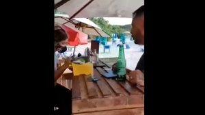 Imagem Vídeo: homem humilha atendente de bar em PE: 'Tem que dar essa b***** pra ver se dá um sorriso'