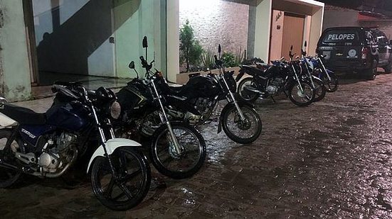 Motos roubadas e drogas foram encotrados dentro de casa em São Sebastião | Cortesia ao TNH1