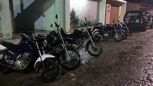 Motos roubadas e drogas foram encotrados dentro de casa em São Sebastião | Cortesia ao TNH1