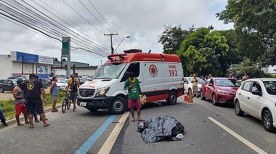 Imagem Acidente mata motociclista e populares ateiam fogo em veículo; veja vídeos