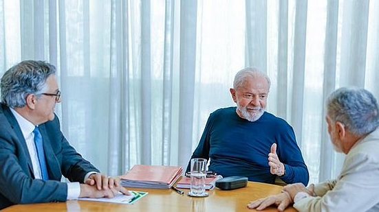 O presidente Lula em reunião com o assessor especial Celso Amorim e o ministro Padilha no Alvorada | Ricardo Stuckert / PR