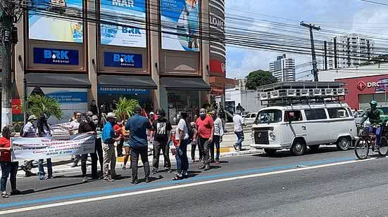 protesto aconteceu em frente ao escritório da empresa | Foto: Cortesia / Internautas