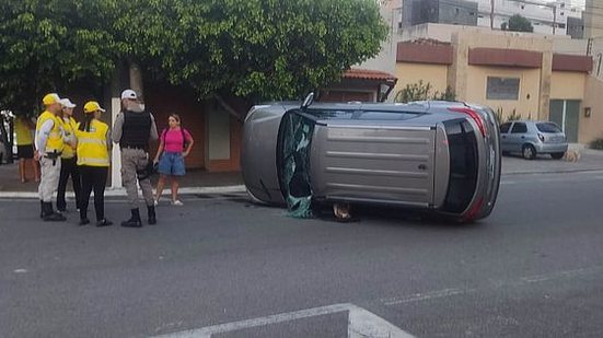 Imagem Mulher de 65 anos fica ferida em acidente entre carros, no Farol