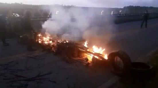 Segundo moradores, o protesto foi para cobrar obras de pavimentação e drenagem na comunidade | Foto: Reprodução