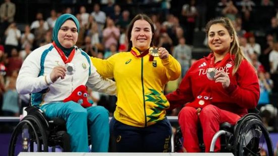 Brasileira levanta 148 quilos para triunfar nos Jogos de Paris | Foto: Ana Patrícia / CBP