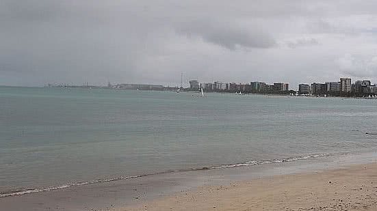 Imagem Ondas de até 4 metros são registradas no litoral de Alagoas