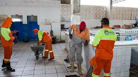 Mercado do Jacintinho passa por mutirão de limpeza nesta segunda (25) | Foto: Secom Maceió